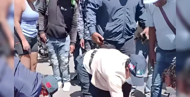 Motorizado experimenta lamentable incidente cerca puente flotante