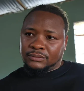 Padre enfrenta dolor por pérdida de su hija sin poder decírselo a su esposa