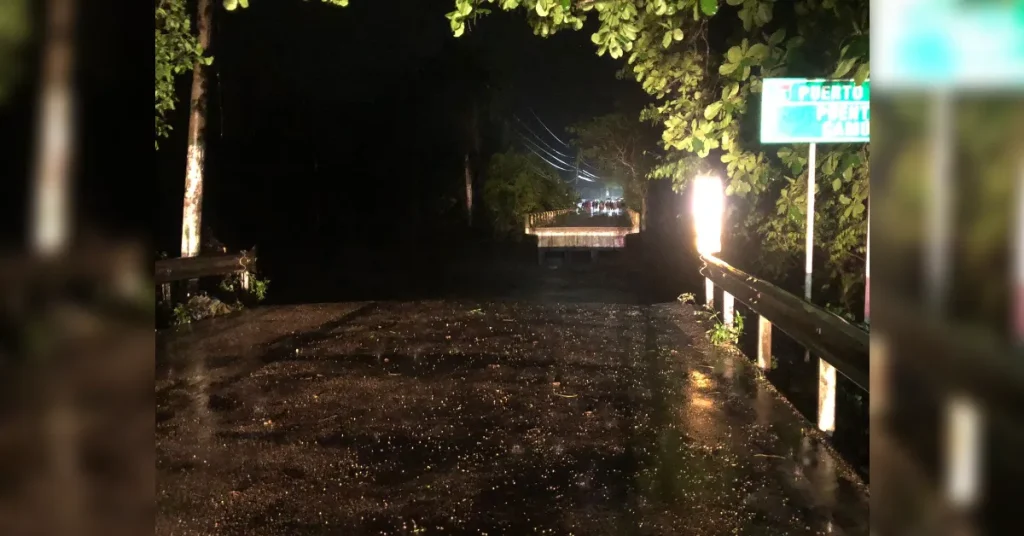 Colapsa parte del puente Camú por intensas lluvias