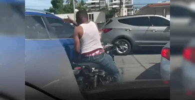 Conflicto vial provoca daños a vehículo en Santo Domingo