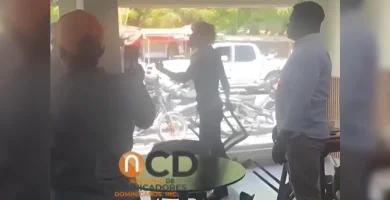 Reportan fuerte incidente entre dos hombres en pica pollo de La Romana