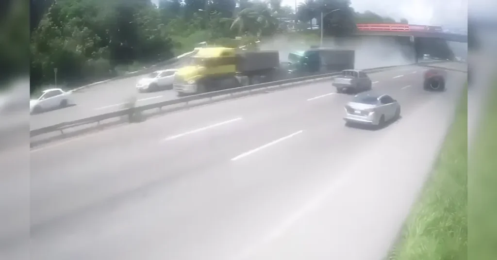 Video capta momento de accidente en autopista 6 de Noviembre