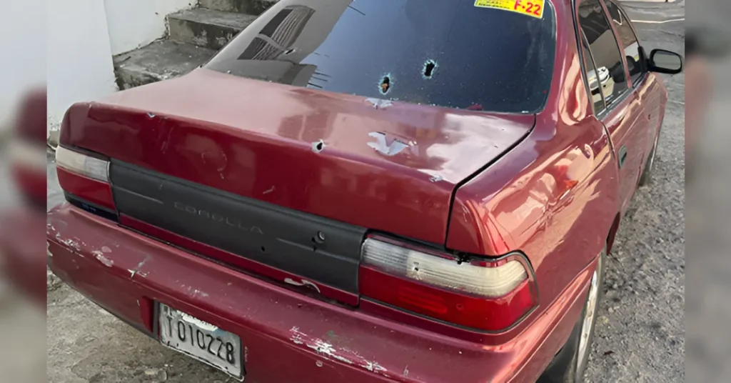 Incidente deja vehículo afectado en sector Vista al Valle