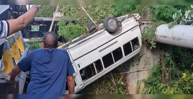 Autobús cae en cañada dejando varios afectados en Barahona