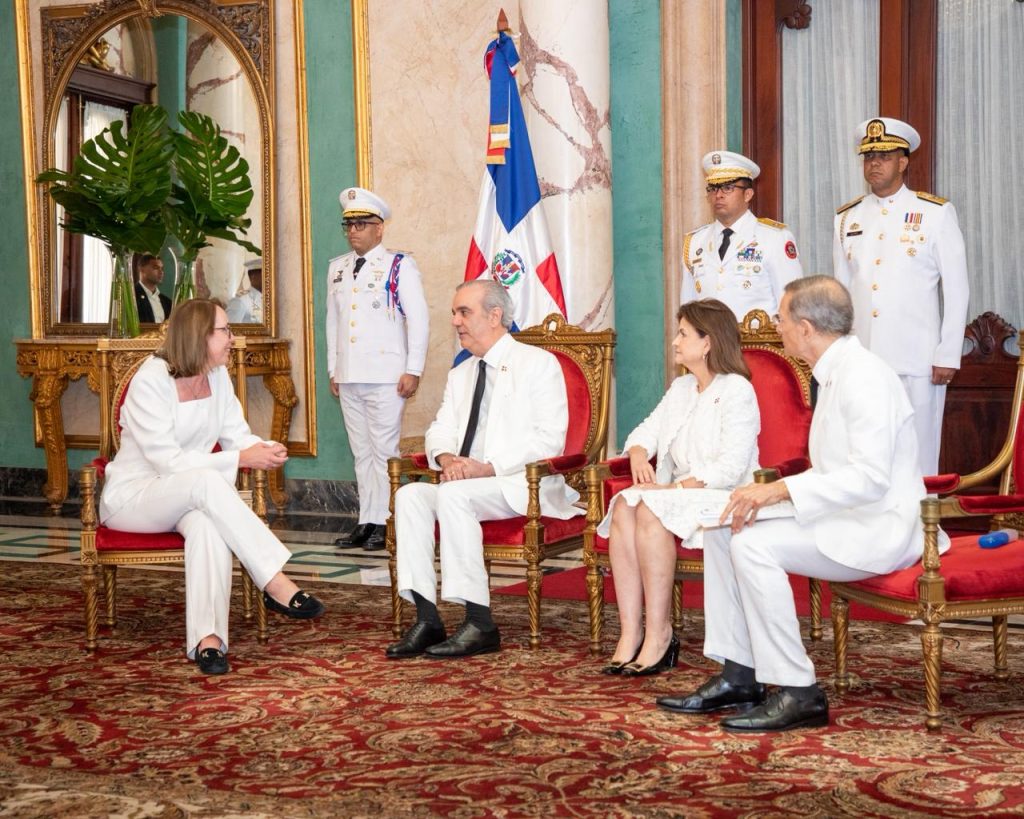 Abinader recibe cartas credenciales de nuevos embajadores acreditados