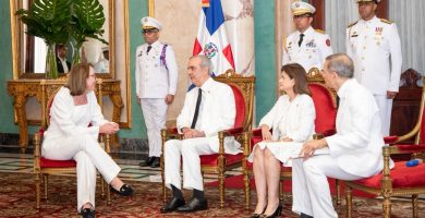 Abinader recibe cartas credenciales de nuevos embajadores acreditados