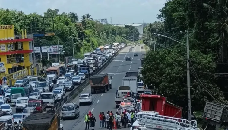 Velan restos de víctimas de accidente mortal en la autopista 6 de Noviembre