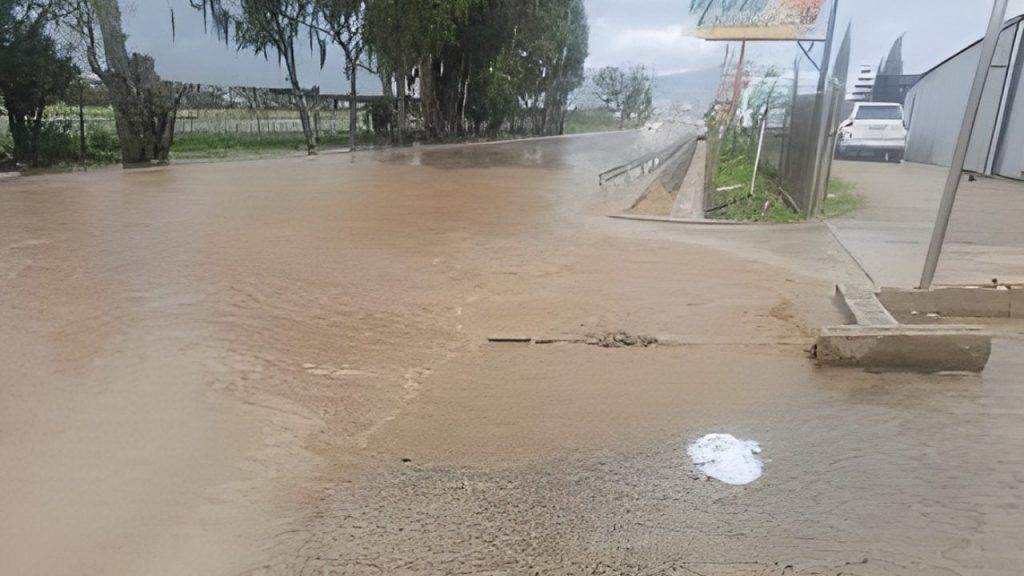 Reportan calles y avenidas inundadas en Constanza tras intensas lluvias