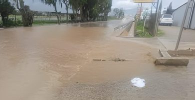 Reportan calles y avenidas inundadas en Constanza tras intensas lluvias