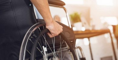 Hombre con discapacidad pide ayuda para su tratamiento tras accidente