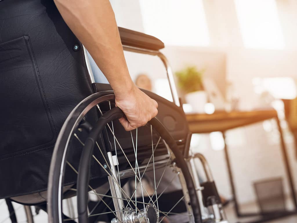 Hombre con discapacidad pide ayuda para su tratamiento tras accidente