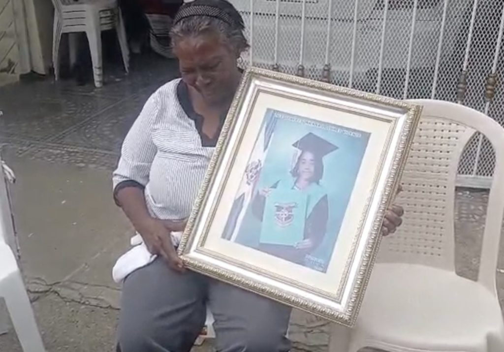 Exigen justicia por joven encontrada enterrada en patio de villa hace más de cuatro años