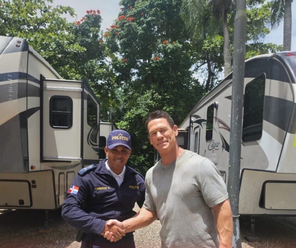 Captan a John Cena en playa de Puerto Plata