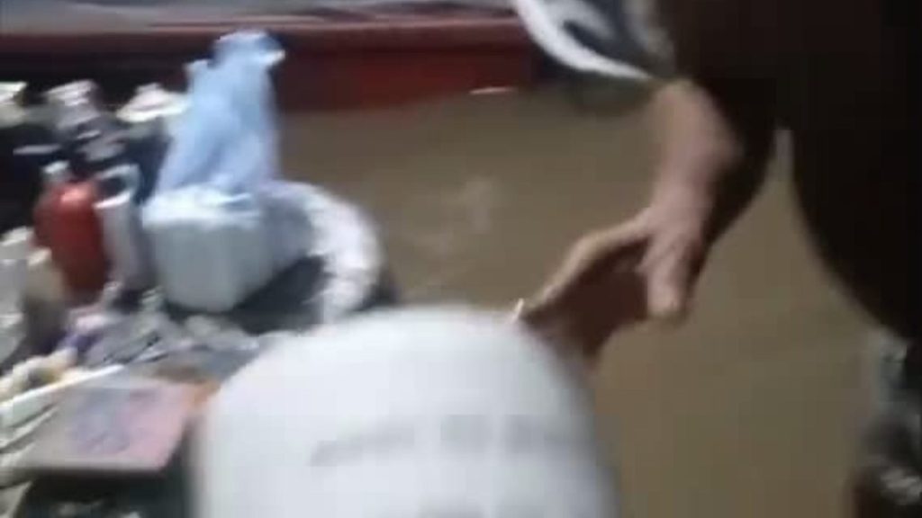 Viviendas inundadas tras desbordamiento de cañada en Nizao