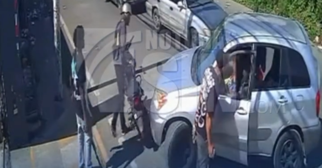 Video capta momento en que motoristas arremeten contra vehículo con madre e hijo a bordo