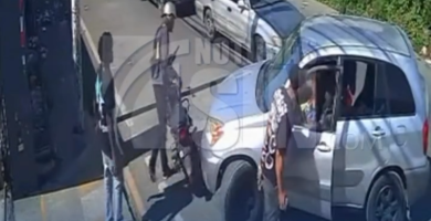 Video capta momento en que motoristas arremeten contra vehículo con madre e hijo a bordo