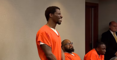 Hombre recibe cadena perpetua por asesinato y se rie ante jueza al escuchar la sentencia