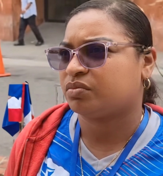 Madre denuncia que clínica retiene a su hija por deuda médica en La Vega