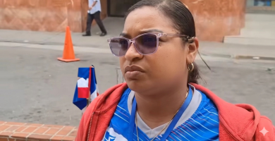 Madre denuncia que clínica retiene a su hija por deuda médica en La Vega