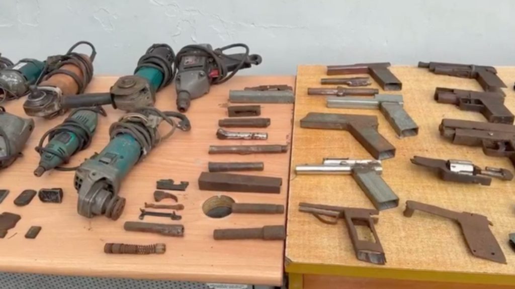 VIDEO: Desmantelan taller e incautan armas de fuego y apresan hombre en operativo en Barahona