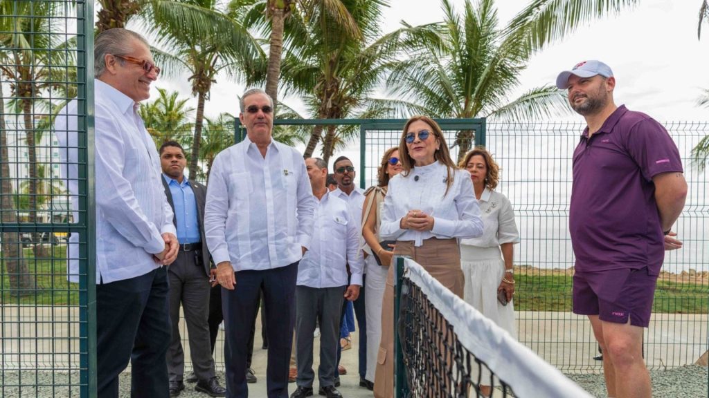 Con una inversión de 333 millones de pesos, Abinader y Carolina inauguran el nuevo Malecón Deportivo