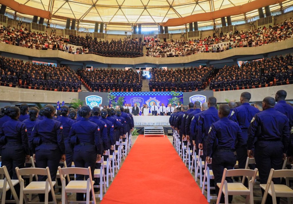 Policía incorpora 2,372 nuevos agentes con »visión de servicio, ética y cercanía ciudadana»
