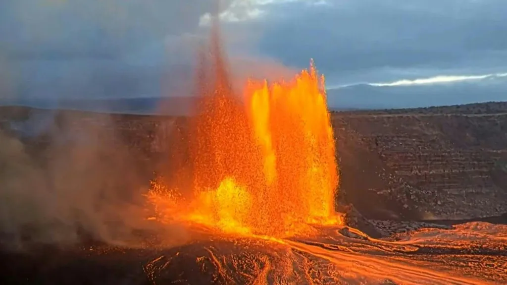 Volcán Kilauea entra en erupción nuevamente con fuentes de lava de 300 metros de altura