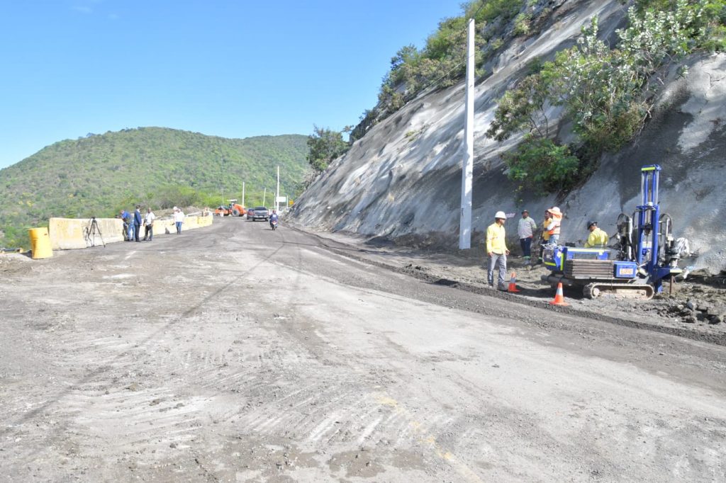 Avanzan en soluciones tras derrumbe en carretera de Ocoa