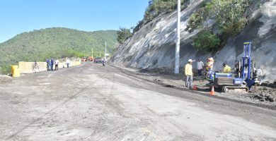 Avanzan en soluciones tras derrumbe en carretera de Ocoa