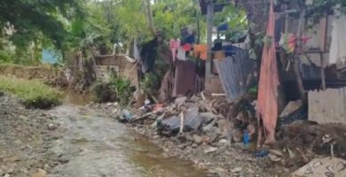 VIDEO: Lluvias provocan inundaciones en La Vega y desborde de cañada que afectó viviendas en La Joya de Burende