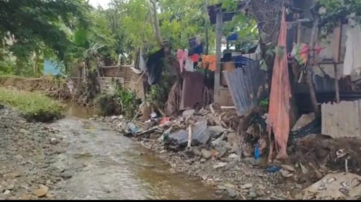 VIDEO: Lluvias provocan inundaciones en La Vega y desborde de cañada que afectó viviendas en La Joya de Burende