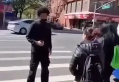 Horror en Nueva York: pisoteó la cabeza de una joven porque se negó a darle su número