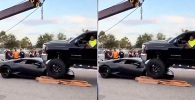 De película: camioneta queda montada sobre un Lamborghini tras confusión de pedales