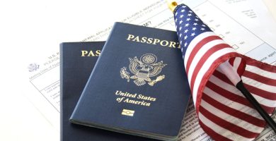 Estados Unidos se prepara para revocar la ciudadanía de más de 350 personas, según periódico