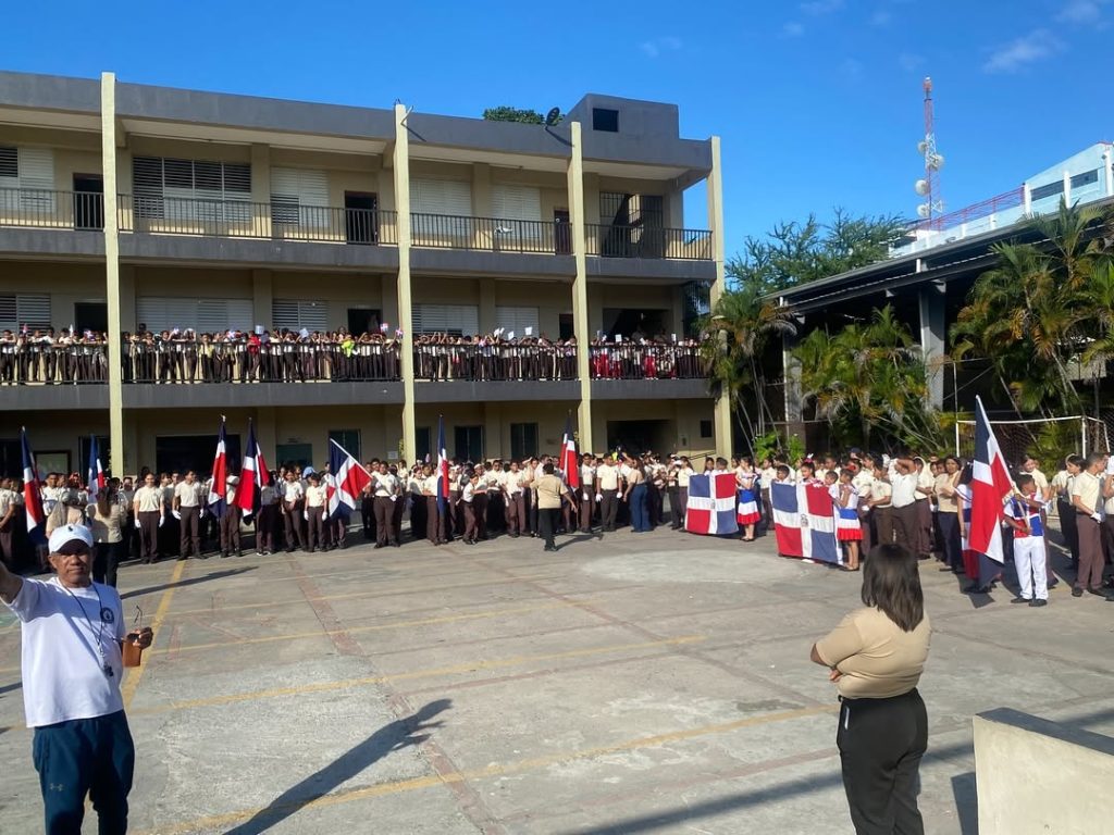 Cae de un tercer piso adolescente en centro educativo del DN