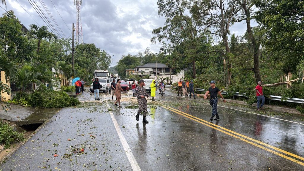 Calles incomunicadas tras inundaciones por lluvias en Puerto Plata