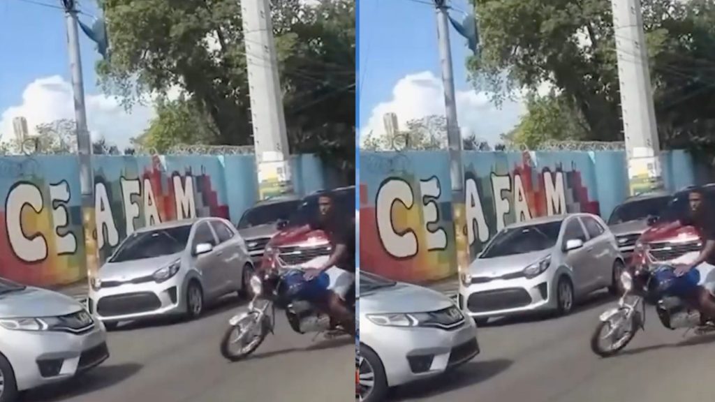 ¡Sin límites! Motorista rompe cristal de vehículo con una piedra