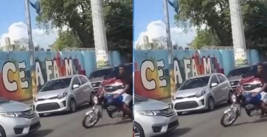 ¡Sin límites! Motorista rompe cristal de vehículo con una piedra