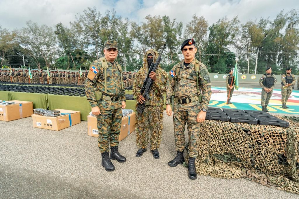 Ejército recibe moderno armamento y uniformes del Ministerio de Defensa