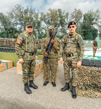 Ejército recibe moderno armamento y uniformes del Ministerio de Defensa