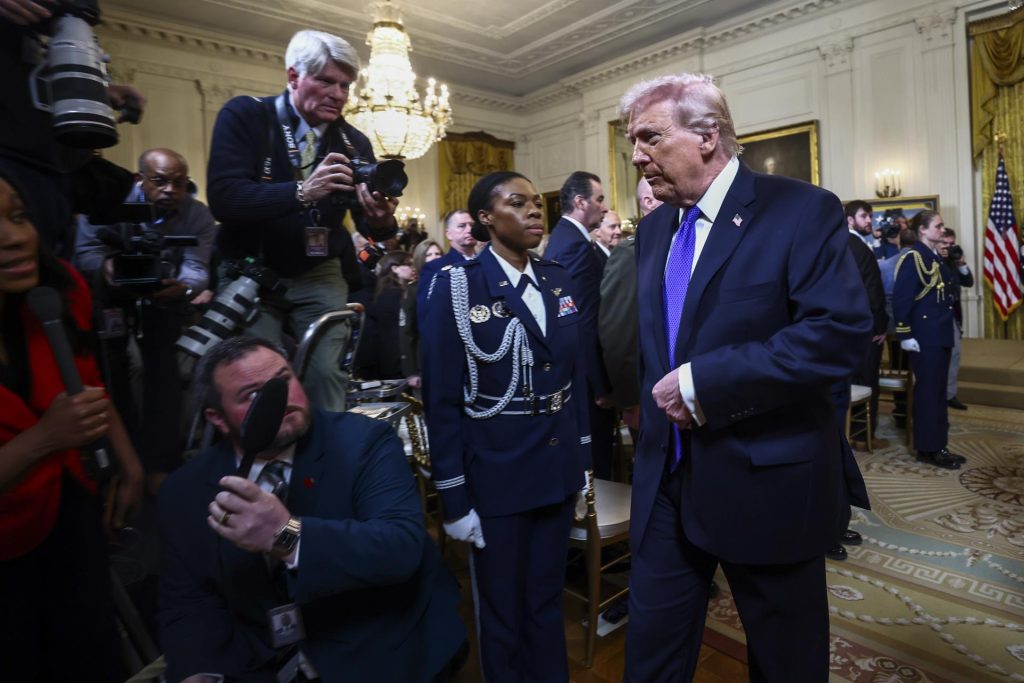 Trump regresa a la cena de corresponsales tras 15 años en medio de tensiones con la prensa
