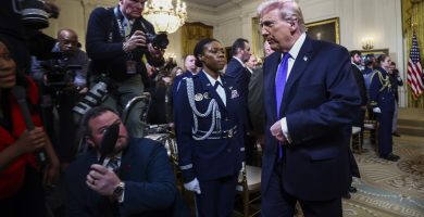 Trump regresa a la cena de corresponsales tras 15 años en medio de tensiones con la prensa