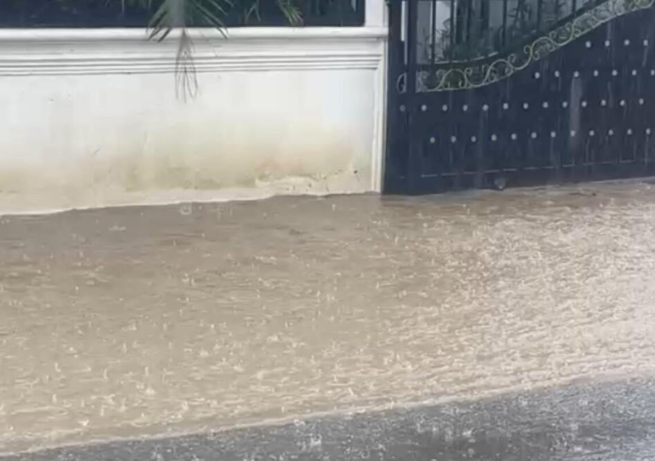 VIDEO: Lluvias y fuertes vientos causan daños y bloqueos en comunidades de Altamira, Puerto Plata