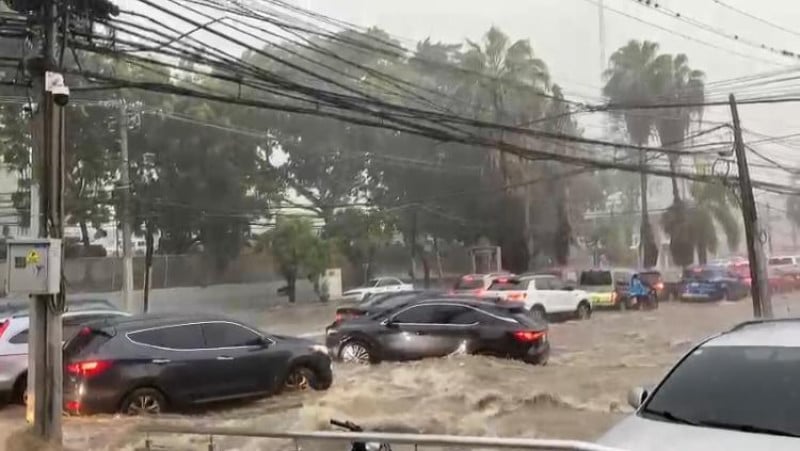 VIDEO: Inundaciones frente al hospital Cabral y Báez tras fuerte aguacero en Santiago