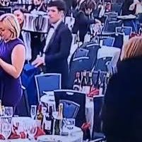 VIDEO: Periodistas captadas robando botellas en medio del caos tras ataque en evento con Trump