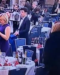 VIDEO: Periodistas captadas robando botellas en medio del caos tras ataque en evento con Trump