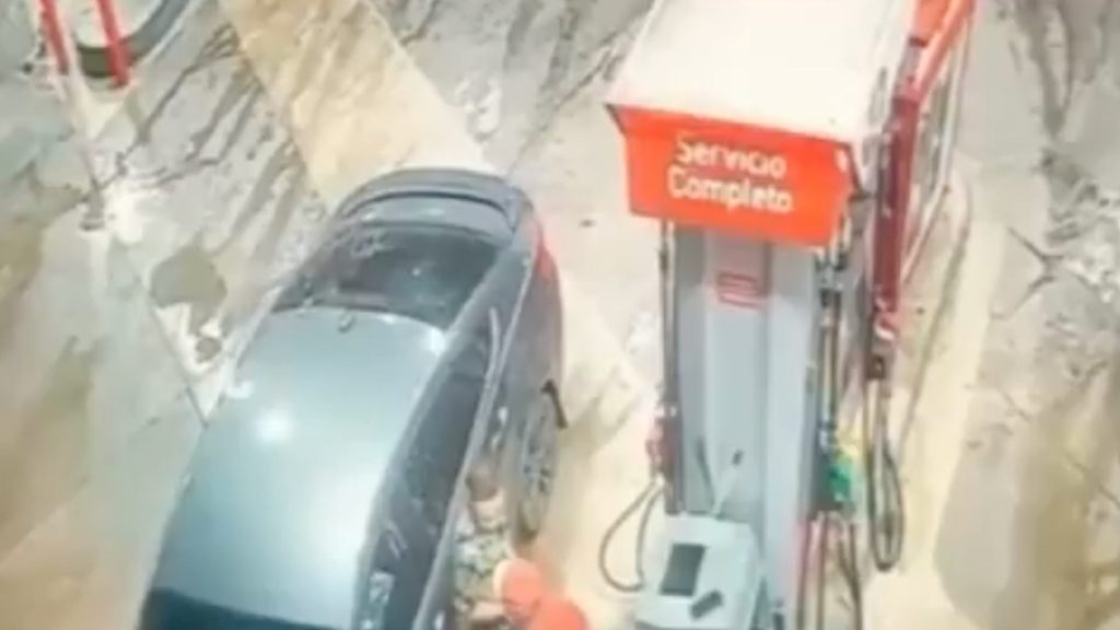 VIDEO: Hombre huye de estación de combustible sin pagar la cuenta en Boca Chica
