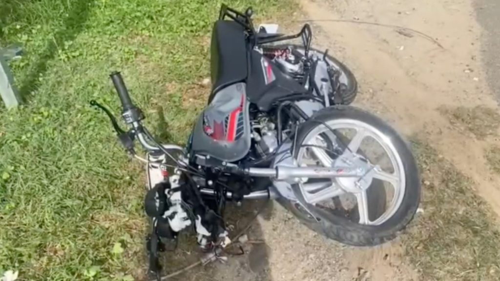 Choque entre motocicleta y camioneta deja dos heridos en la carretera Hato Mayor