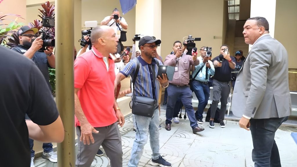 Se querellan y piden sea arrestado el comunicador que agredió a familia víctima del Jet Set