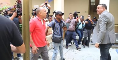 Se querellan y piden sea arrestado el comunicador que agredió a familia víctima del Jet Set